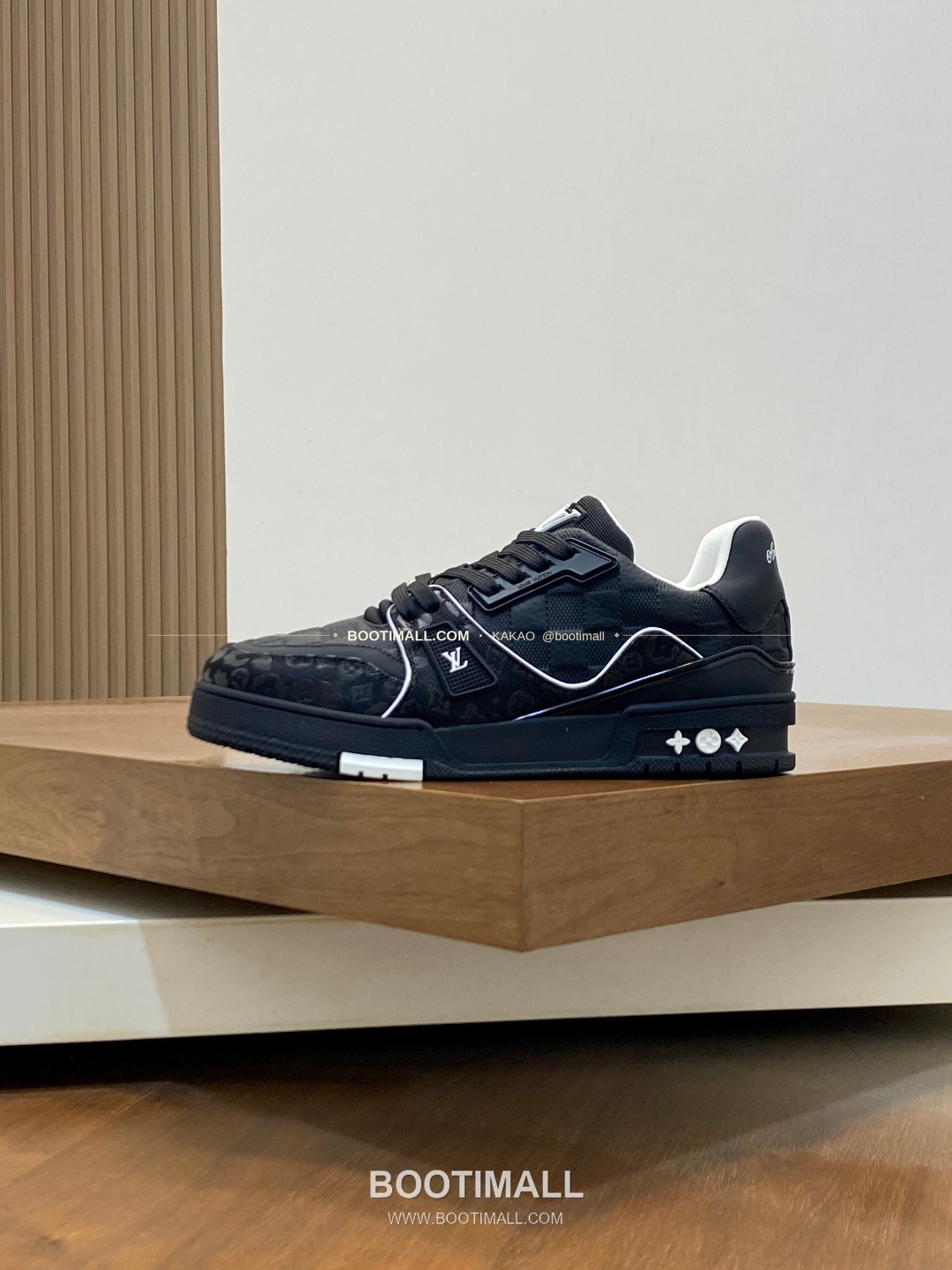 루이비통 트레이너 그레인가죽 로고 레이스업 스니커즈 블랙 Louis Vuitton Trainer Grained Calfskin Logo Lace-Up Sneakers 2