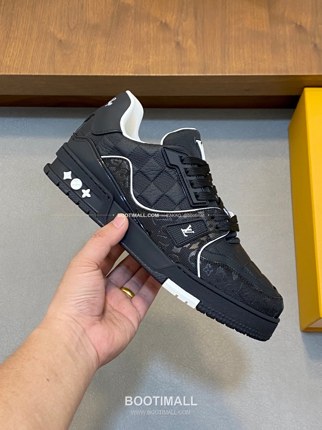 루이비통 트레이너 그레인가죽 로고 레이스업 스니커즈 블랙 Louis Vuitton Trainer Grained Calfskin Logo Lace-Up Sneakers 4