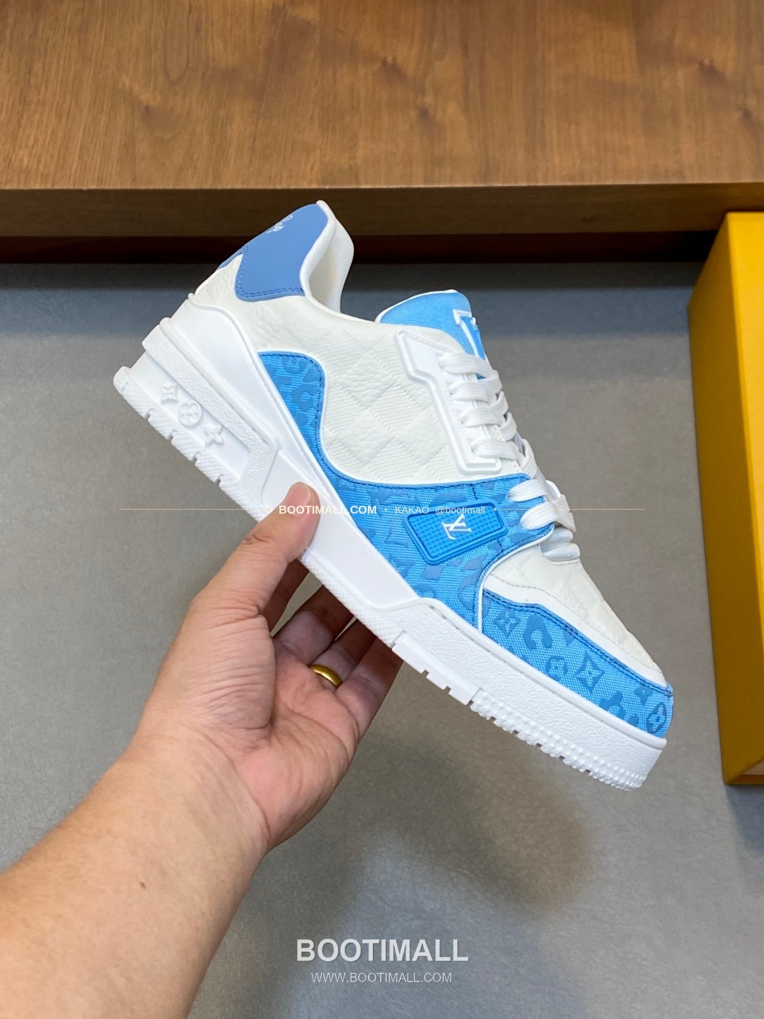 루이비통 트레이너 그레인가죽 로고 레이스업 스니커즈 스카이블루 Louis Vuitton Trainer Grained Calfskin Logo Lace-Up Sneakers 4