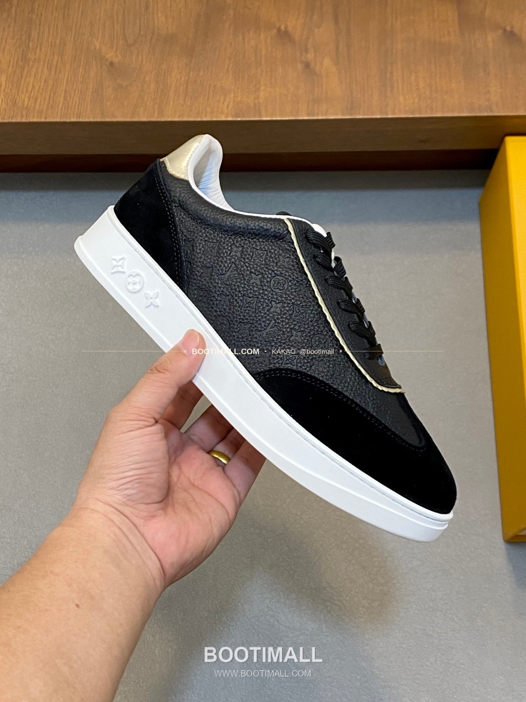 루이비통 송아지가죽 모노그램 로고 레이스업 스니커즈 블랙 Louis Vuitton Calfskin Monogram Logo Lace-Up Sneakers 4