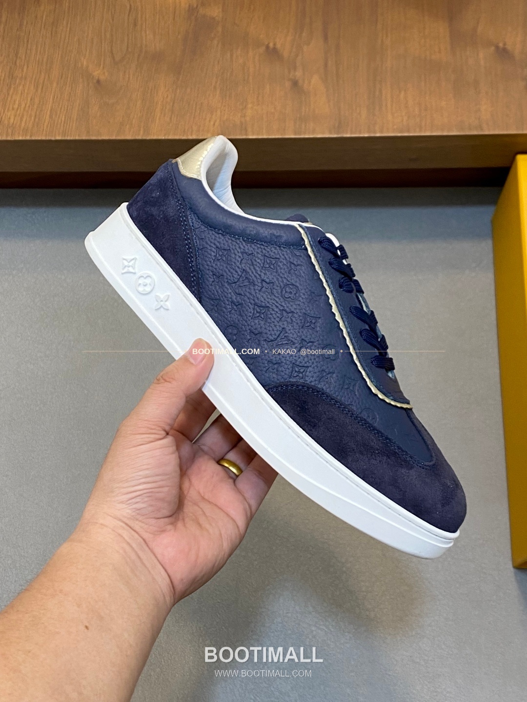 루이비통 송아지가죽 모노그램 로고 레이스업 스니커즈 네이비 Louis Vuitton Calfskin Monogram Logo Lace-Up Sneakers 4