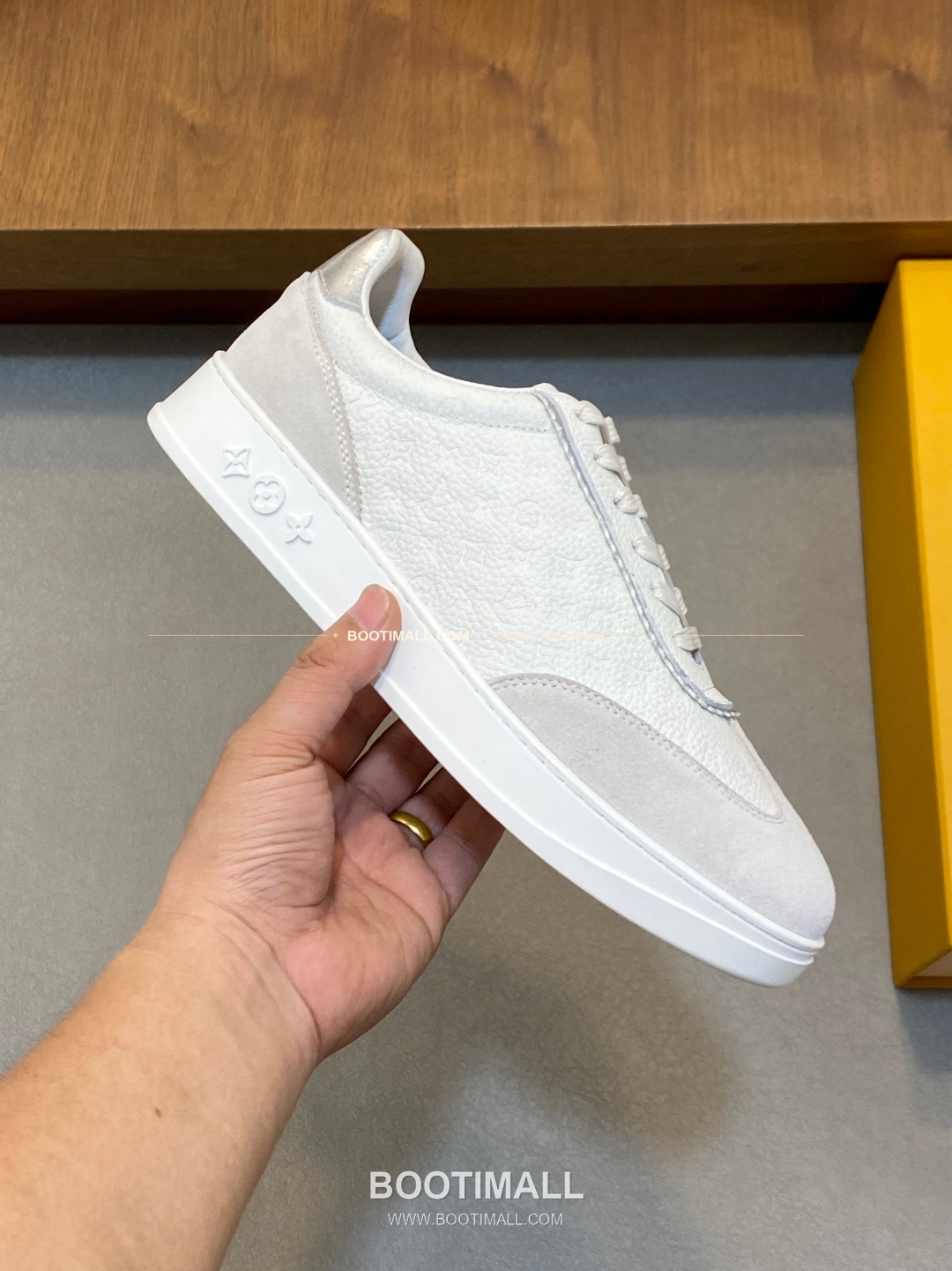 루이비통 송아지가죽 모노그램 로고 레이스업 스니커즈 화이트 Louis Vuitton Calfskin Monogram Logo Lace-Up Sneakers 4