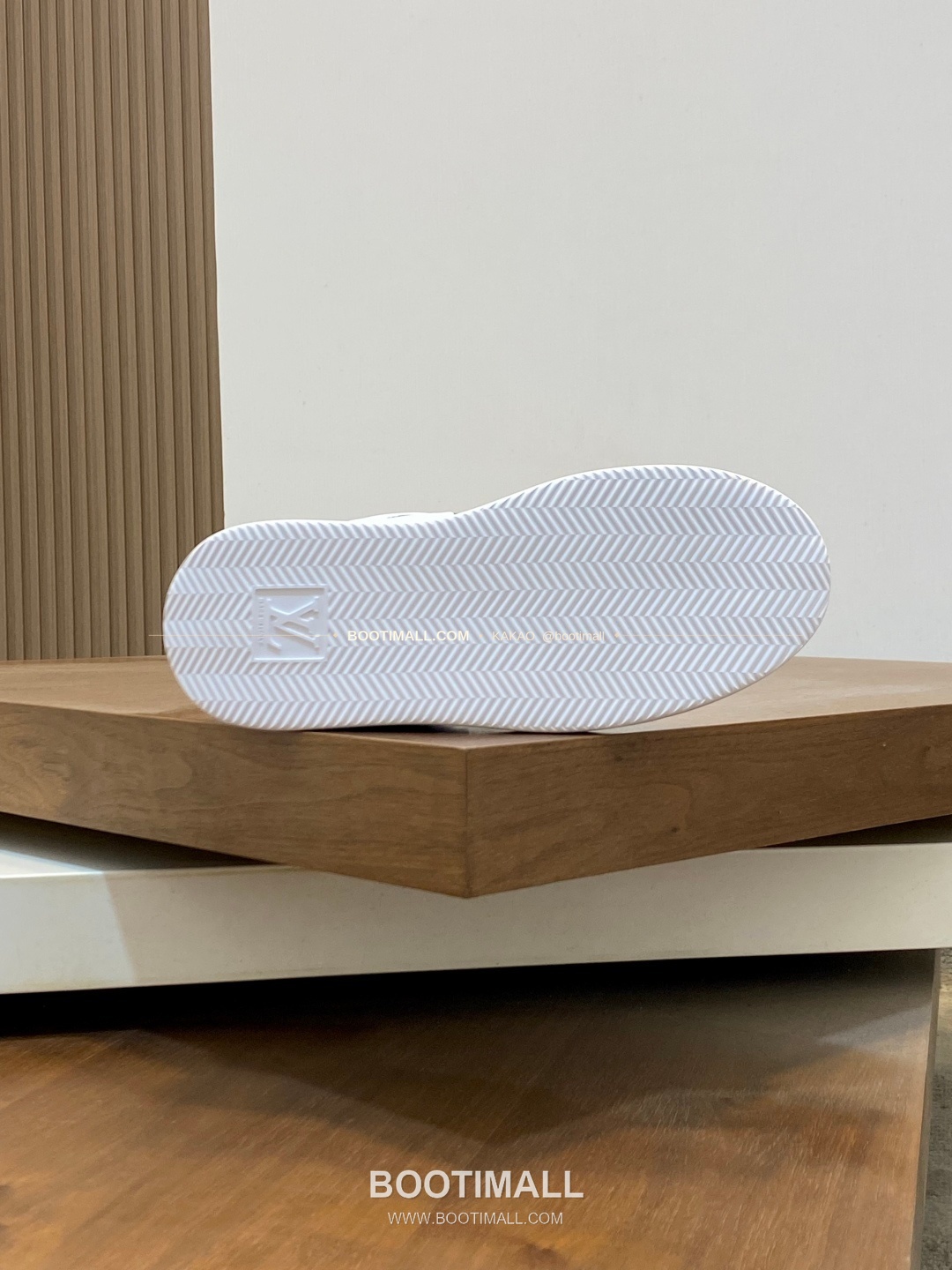 루이비통 모노그램 송아지가죽 에어솔 레이스업 스니커즈 Louis Vuitton Monogram Calfskin Air Sole Lace-Up Sneakers 5cm 9