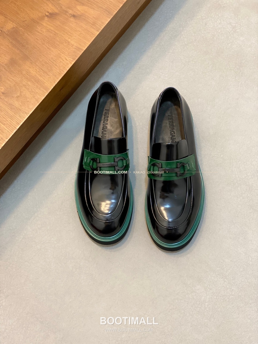 페라가모 페이턴트 송아지가죽 로고 슬립온 모카신 로퍼 블랙/그린 Ferragamo Patent Calfskin Logo Slip-On Moccasin Loafers 1
