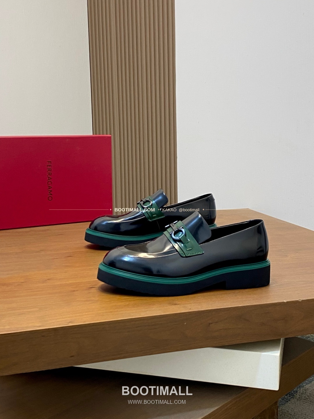 페라가모 페이턴트 송아지가죽 로고 슬립온 모카신 로퍼 블랙/그린 Ferragamo Patent Calfskin Logo Slip-On Moccasin Loafers 3