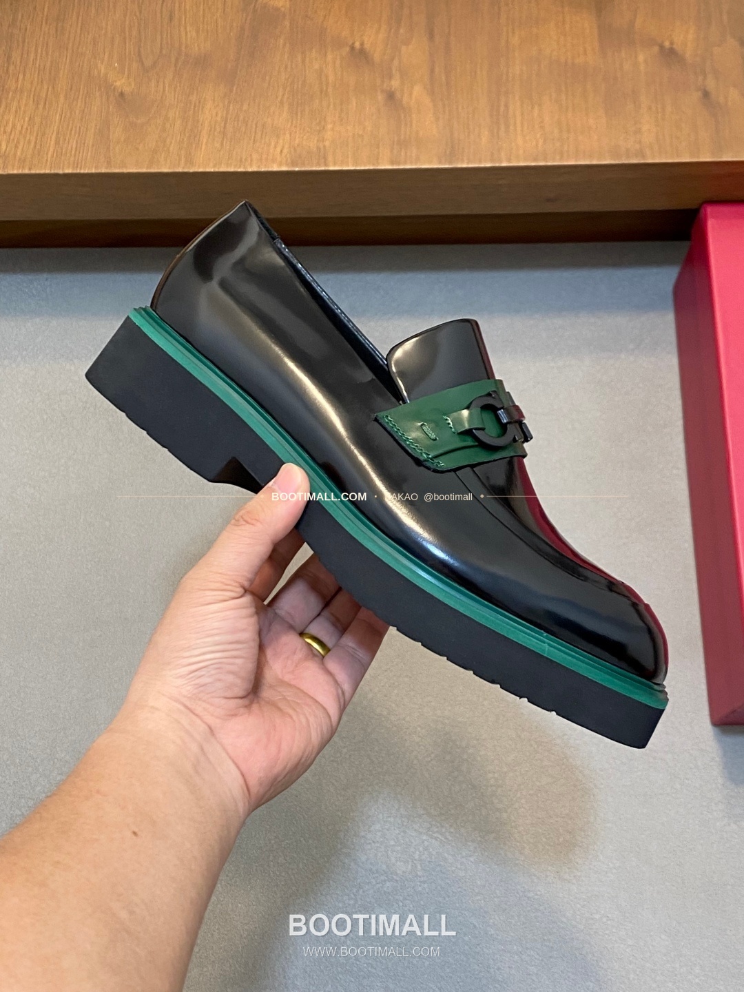 페라가모 페이턴트 송아지가죽 로고 슬립온 모카신 로퍼 블랙/그린 Ferragamo Patent Calfskin Logo Slip-On Moccasin Loafers 4