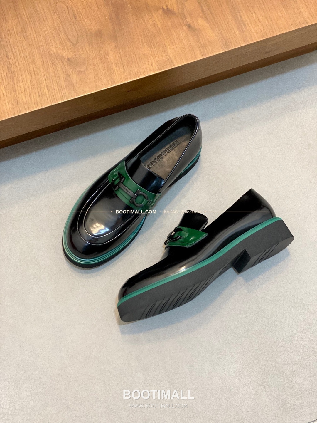 페라가모 페이턴트 송아지가죽 로고 슬립온 모카신 로퍼 블랙/그린 Ferragamo Patent Calfskin Logo Slip-On Moccasin Loafers 5
