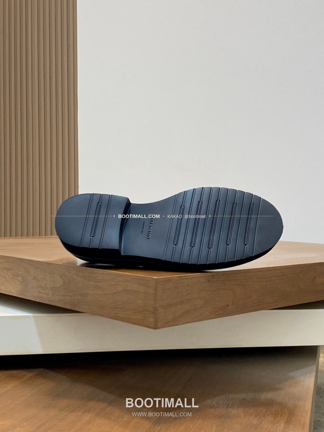 페라가모 페이턴트 송아지가죽 로고 슬립온 모카신 로퍼 블랙/그린 Ferragamo Patent Calfskin Logo Slip-On Moccasin Loafers 9