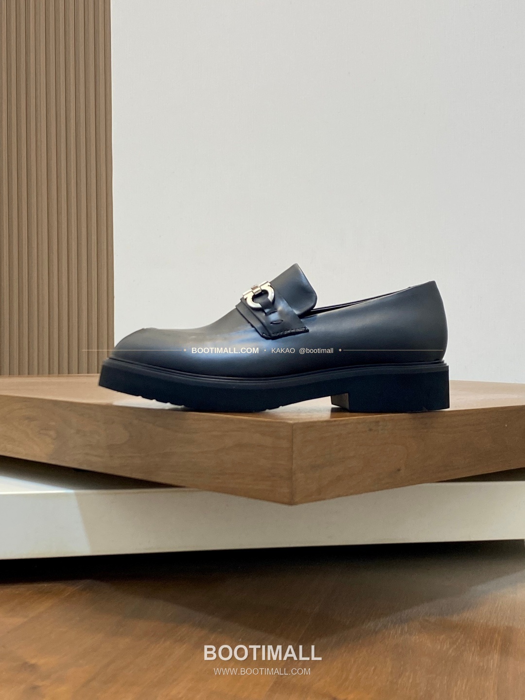 페라가모 페이턴트 송아지가죽 로고 슬립온 모카신 로퍼 블랙 Ferragamo Patent Calfskin Logo Slip-On Moccasin Loafers 2