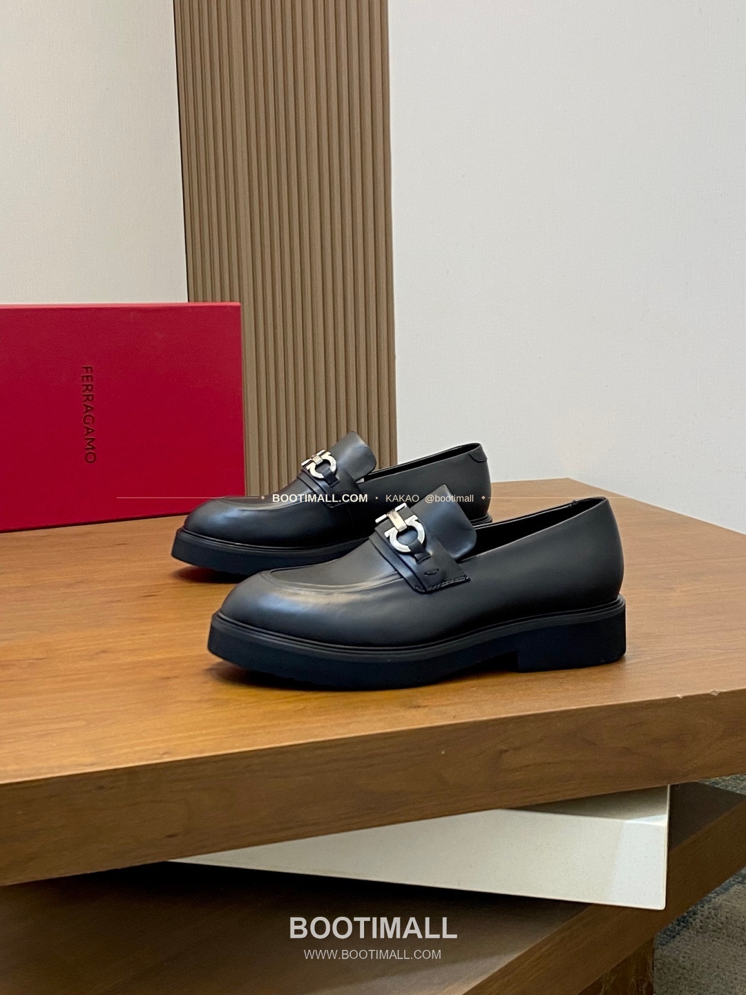 페라가모 페이턴트 송아지가죽 로고 슬립온 모카신 로퍼 블랙 Ferragamo Patent Calfskin Logo Slip-On Moccasin Loafers 3