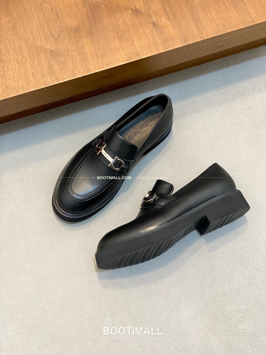페라가모 페이턴트 송아지가죽 로고 슬립온 모카신 로퍼 블랙 Ferragamo Patent Calfskin Logo Slip-On Moccasin Loafers 5
