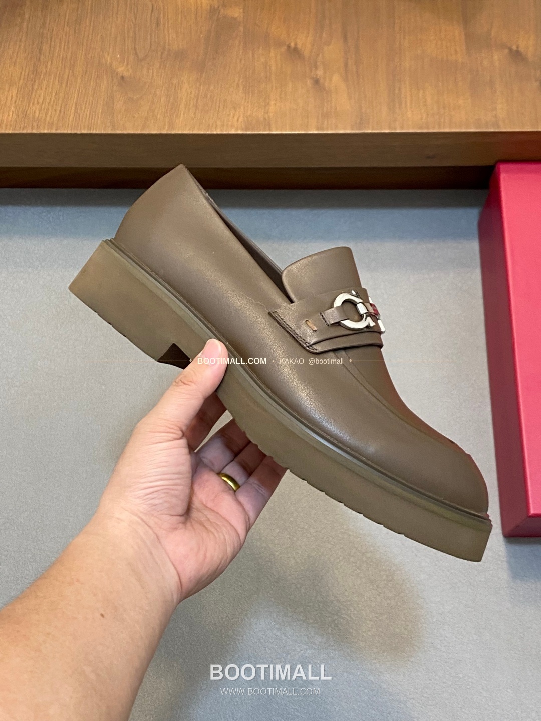 페라가모 페이턴트 송아지가죽 로고 슬립온 모카신 로퍼 카키 Ferragamo Patent Calfskin Logo Slip-On Moccasin Loafers 4