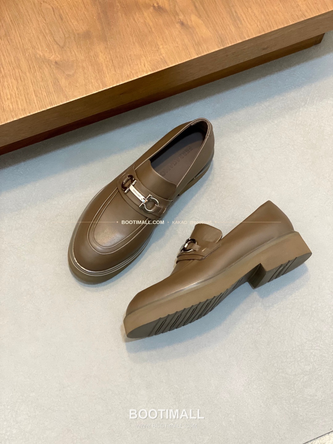 페라가모 페이턴트 송아지가죽 로고 슬립온 모카신 로퍼 카키 Ferragamo Patent Calfskin Logo Slip-On Moccasin Loafers 5
