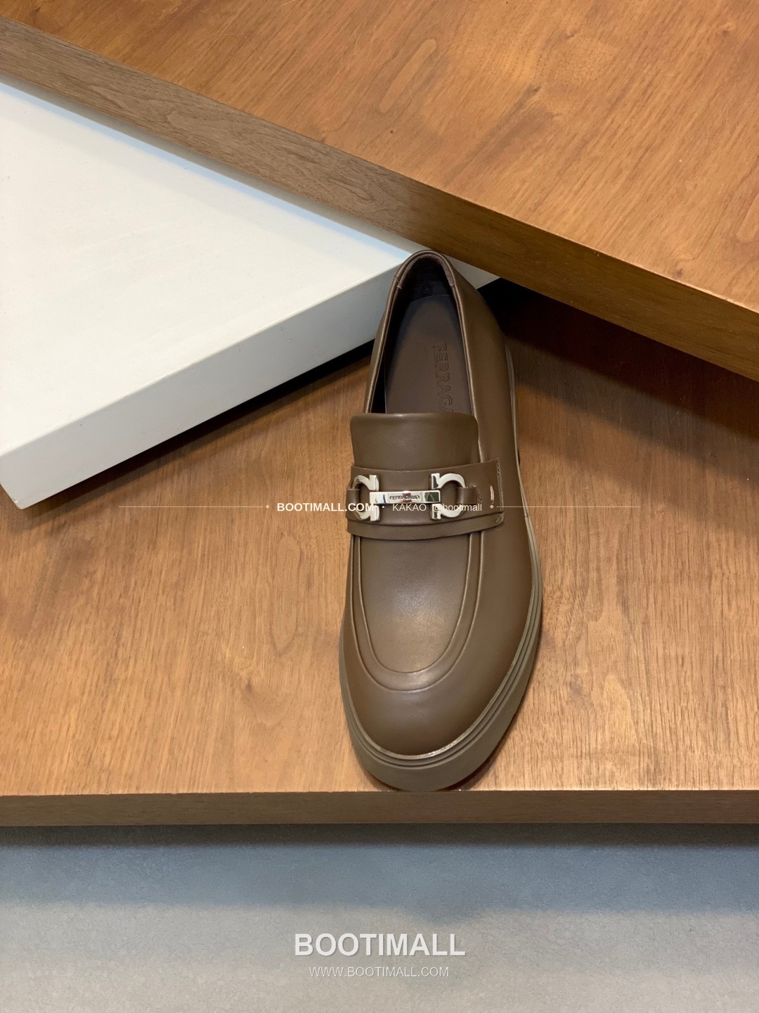 페라가모 페이턴트 송아지가죽 로고 슬립온 모카신 로퍼 카키 Ferragamo Patent Calfskin Logo Slip-On Moccasin Loafers 6