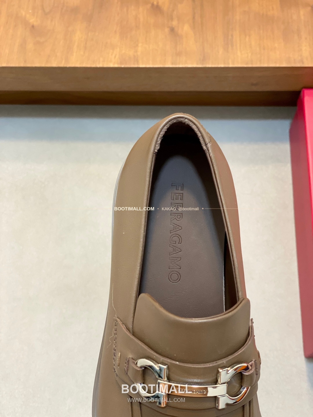 페라가모 페이턴트 송아지가죽 로고 슬립온 모카신 로퍼 카키 Ferragamo Patent Calfskin Logo Slip-On Moccasin Loafers 7
