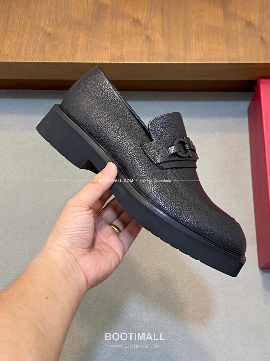 페레가모 페이턴트 송아지가죽 로고 슬립온 모카신 로퍼 올블랙 Ferragamo Patent Calfskin Logo Slip-On Moccasin Loafers 4