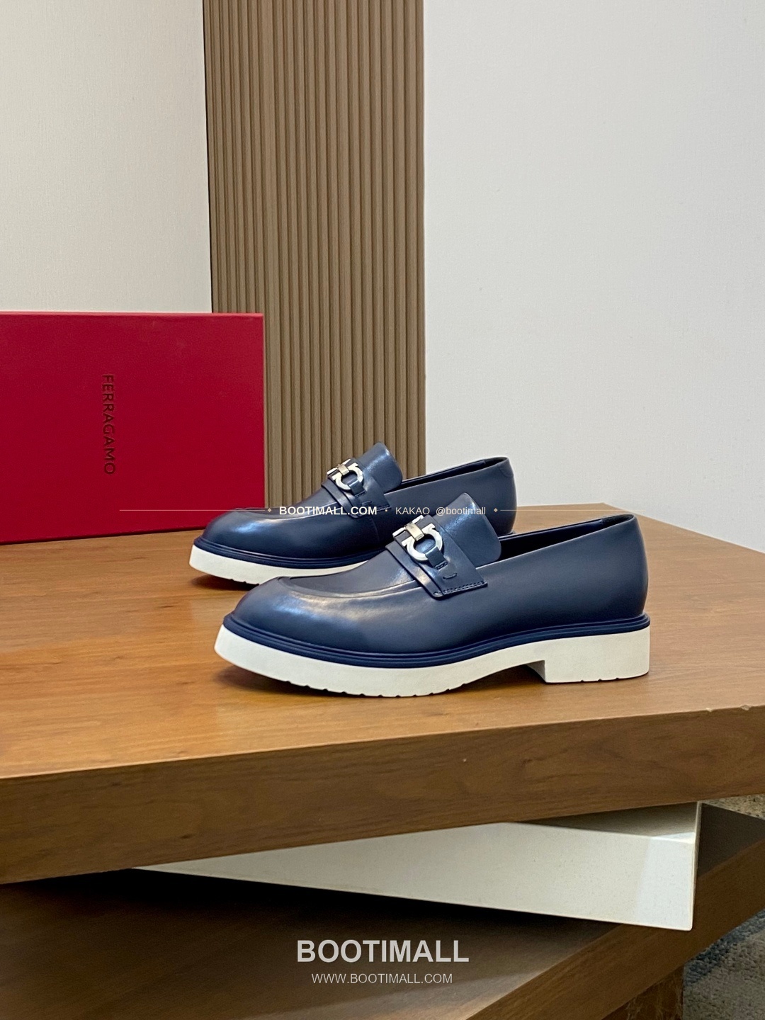 페레가모 페이턴트 송아지가죽 로고 슬립온 모카신 로퍼 네이비 Ferragamo Patent Calfskin Logo Slip-On Moccasin Loafers 3