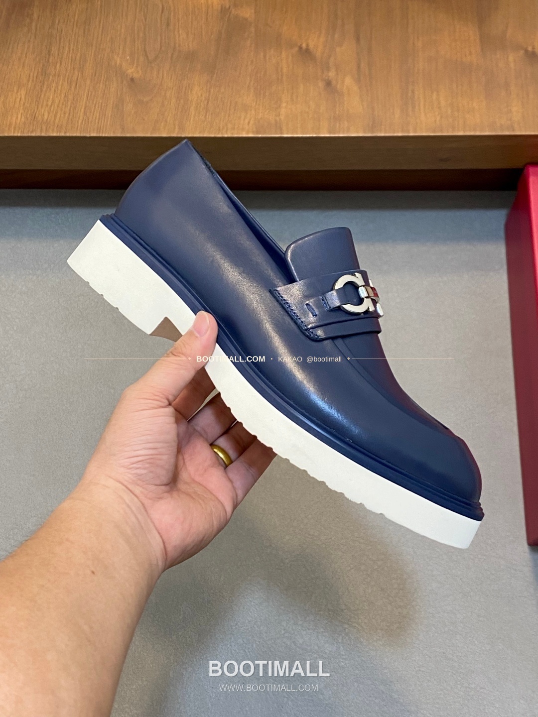 페레가모 페이턴트 송아지가죽 로고 슬립온 모카신 로퍼 네이비 Ferragamo Patent Calfskin Logo Slip-On Moccasin Loafers 4