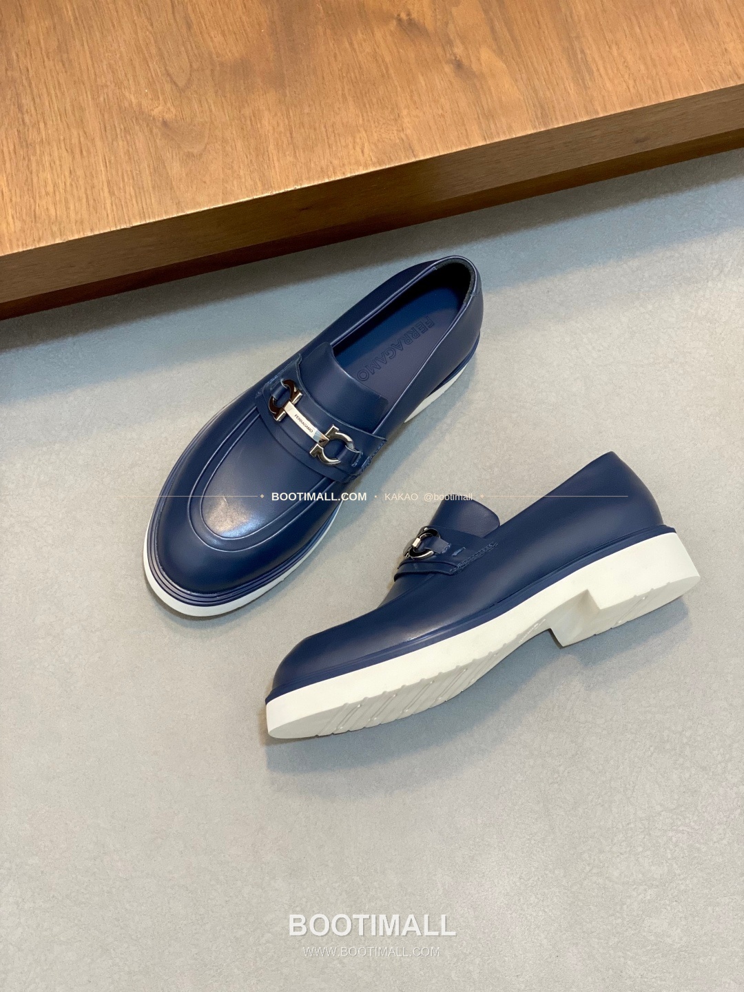 페레가모 페이턴트 송아지가죽 로고 슬립온 모카신 로퍼 네이비 Ferragamo Patent Calfskin Logo Slip-On Moccasin Loafers 5