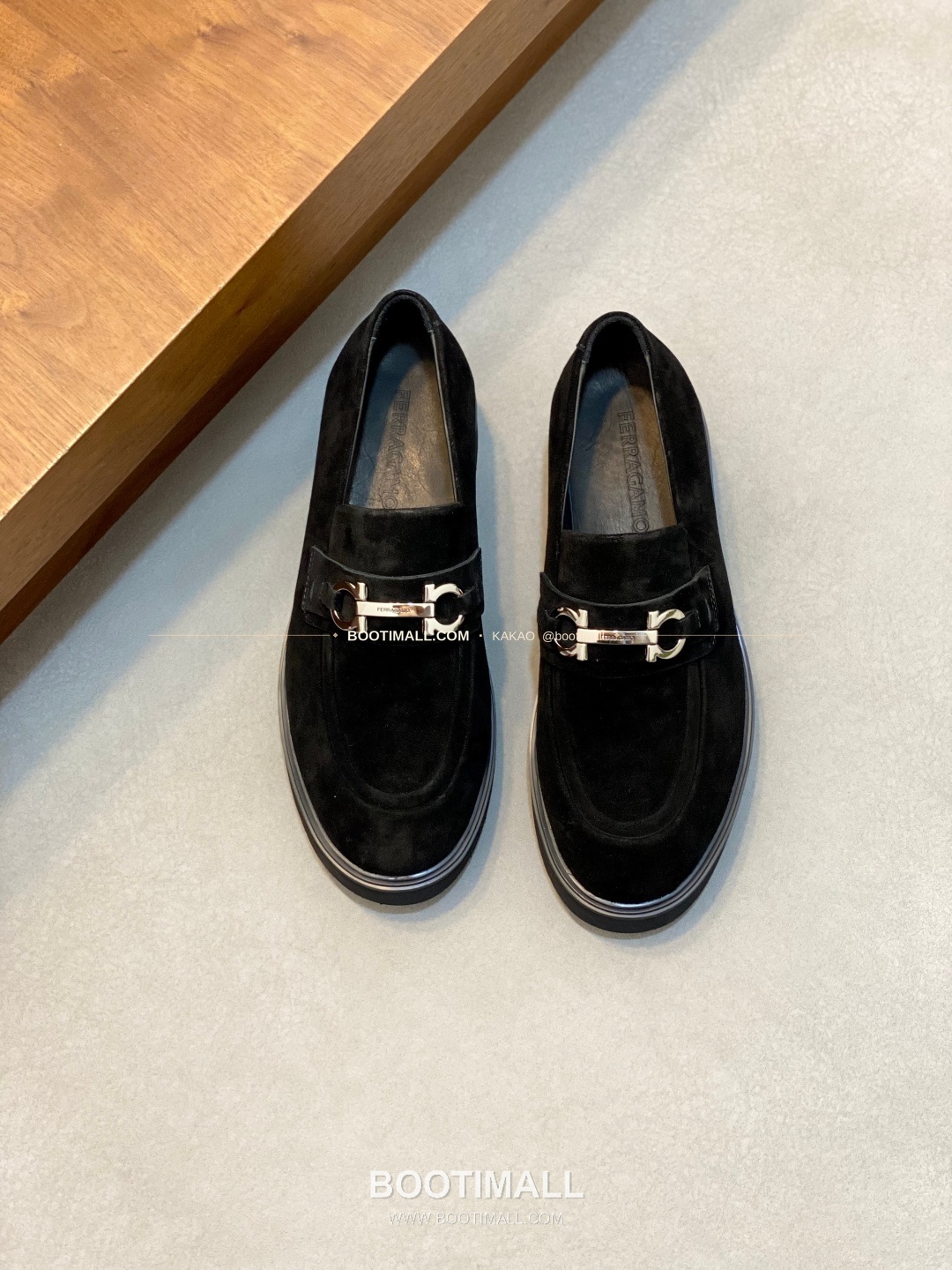 페레가모 페이턴트 송아지가죽 로고 슬립온 모카신 로퍼 스웨이드 블랙 Ferragamo Patent Calfskin Logo Slip-On Moccasin Loafers 1