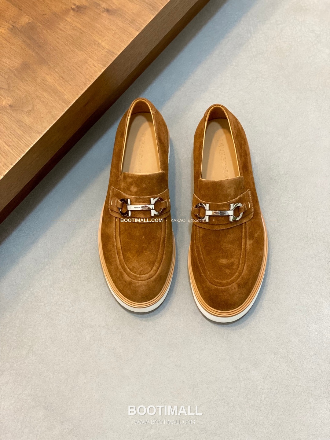페레가모 페이턴트 송아지가죽 로고 슬립온 모카신 로퍼 스웨이드 브라운 Ferragamo Patent Calfskin Logo Slip-On Moccasin Loafers 1