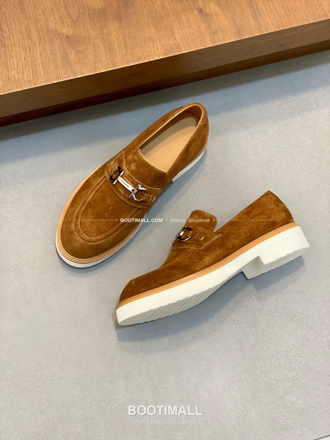 페레가모 페이턴트 송아지가죽 로고 슬립온 모카신 로퍼 스웨이드 브라운 Ferragamo Patent Calfskin Logo Slip-On Moccasin Loafers 5