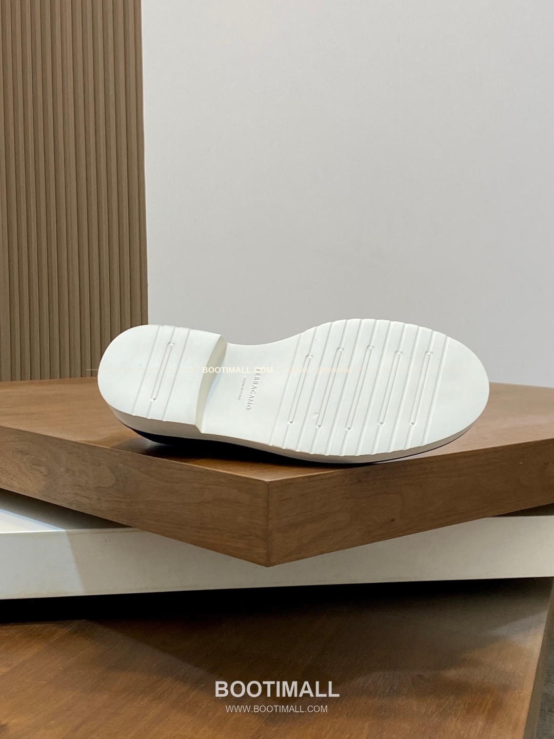 페레가모 페이턴트 송아지가죽 로고 슬립온 모카신 로퍼 스웨이드 네이비 Ferragamo Patent Calfskin Logo Slip-On Moccasin Loafers 9