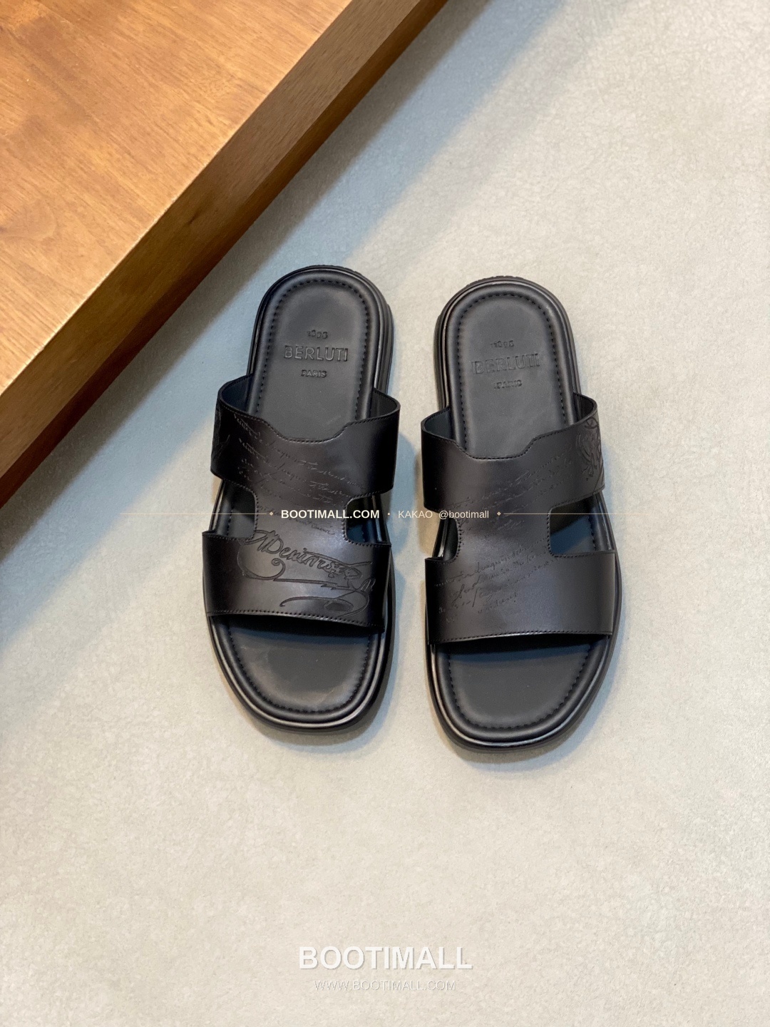 벨루티 베네치아가죽 핸드페인팅 슬립온 샌들 블랙 Berluti Venezia Calfskin Hand Painted Slip-On Sandals 1