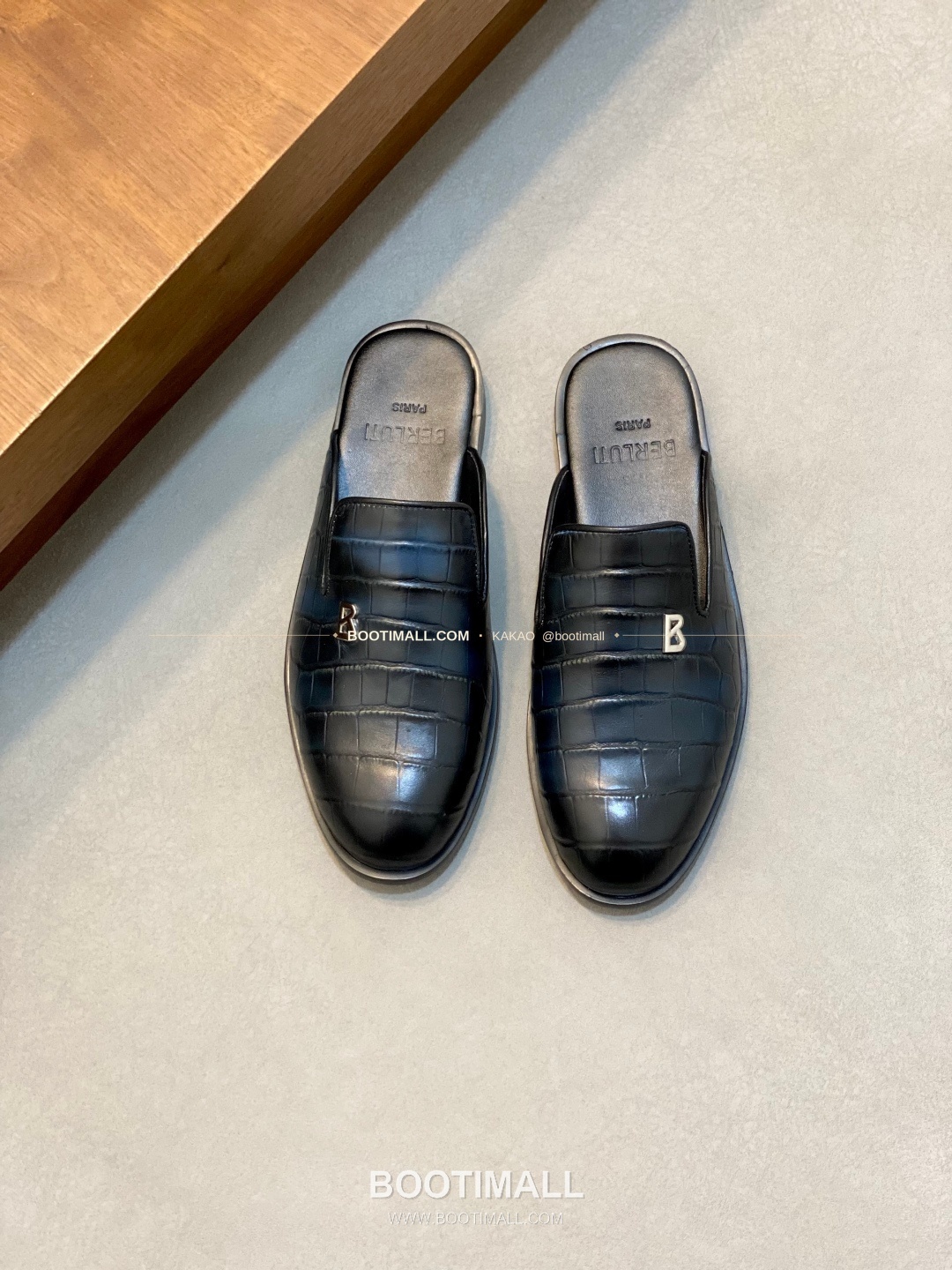 벨루티 송아지가죽 로고 슬립온 하프 샌들 네이비 Berluti Calfskin Logo Slip-On Half Sandals 1