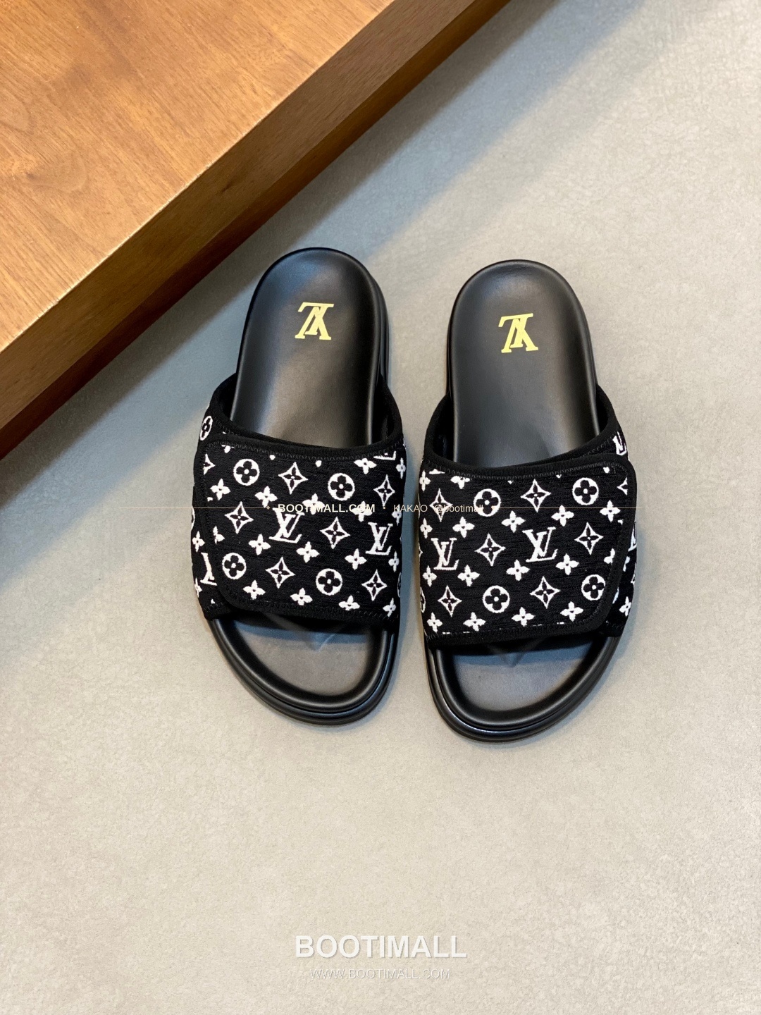 루이비통 모노그램 벨크로 패딩 슬라이드 샌들 Louis Vuitton Monogram Velcro Padded Slide Sandals 1