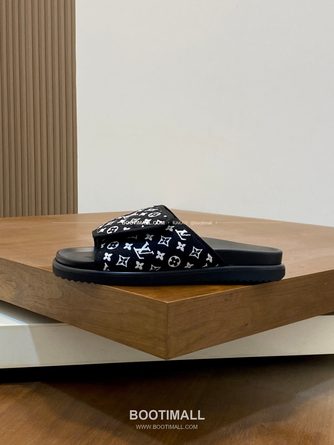 루이비통 모노그램 벨크로 패딩 슬라이드 샌들 Louis Vuitton Monogram Velcro Padded Slide Sandals 2