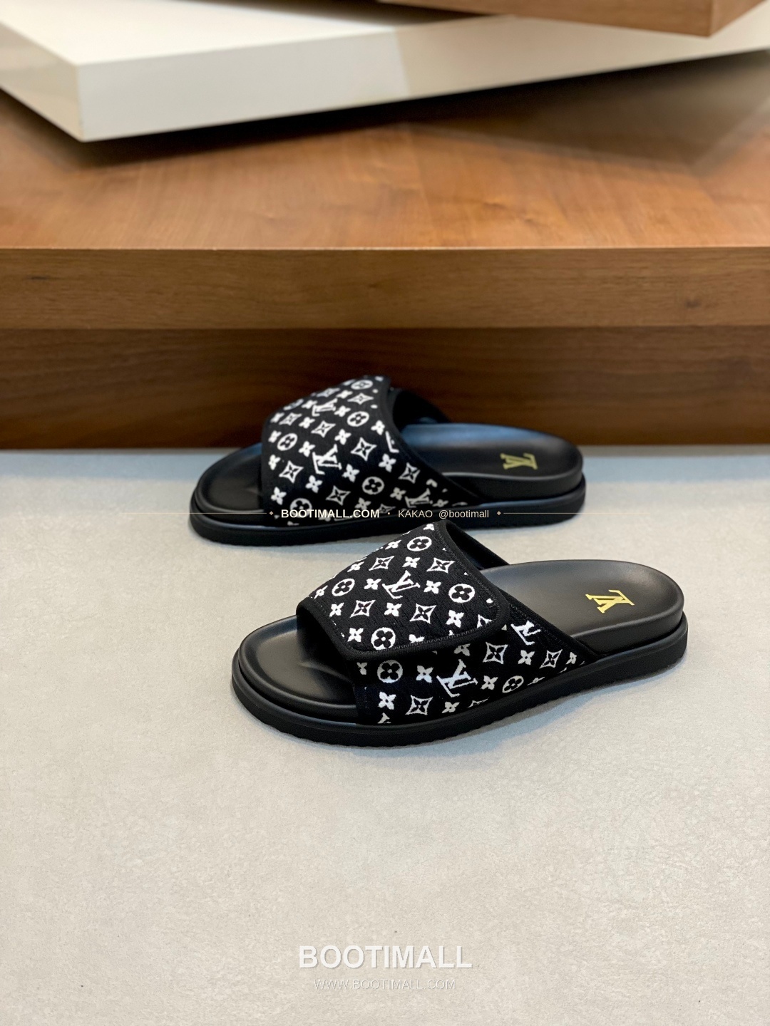 루이비통 모노그램 벨크로 패딩 슬라이드 샌들 Louis Vuitton Monogram Velcro Padded Slide Sandals 3