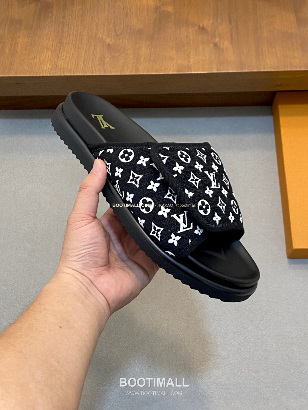 루이비통 모노그램 벨크로 패딩 슬라이드 샌들 Louis Vuitton Monogram Velcro Padded Slide Sandals 4