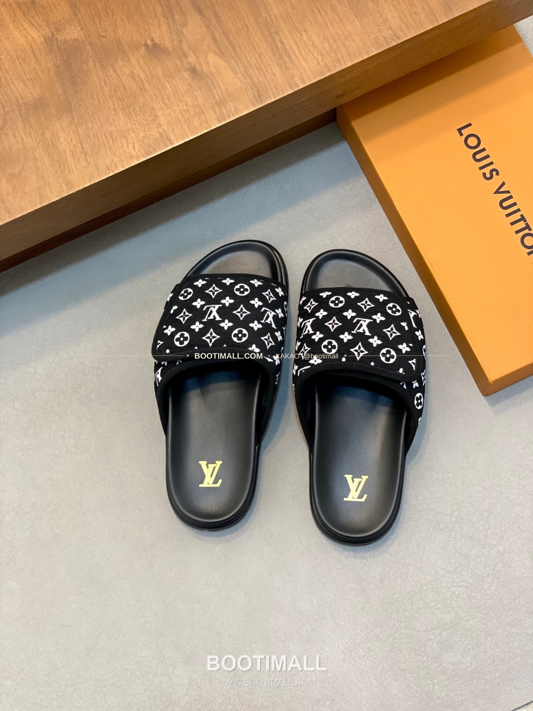 루이비통 모노그램 벨크로 패딩 슬라이드 샌들 Louis Vuitton Monogram Velcro Padded Slide Sandals 5