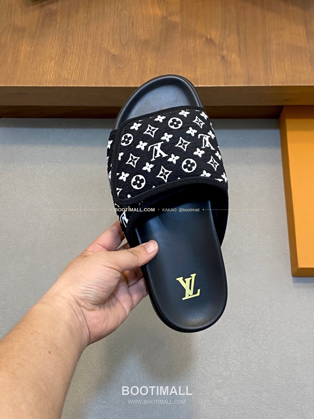 루이비통 모노그램 벨크로 패딩 슬라이드 샌들 Louis Vuitton Monogram Velcro Padded Slide Sandals 7