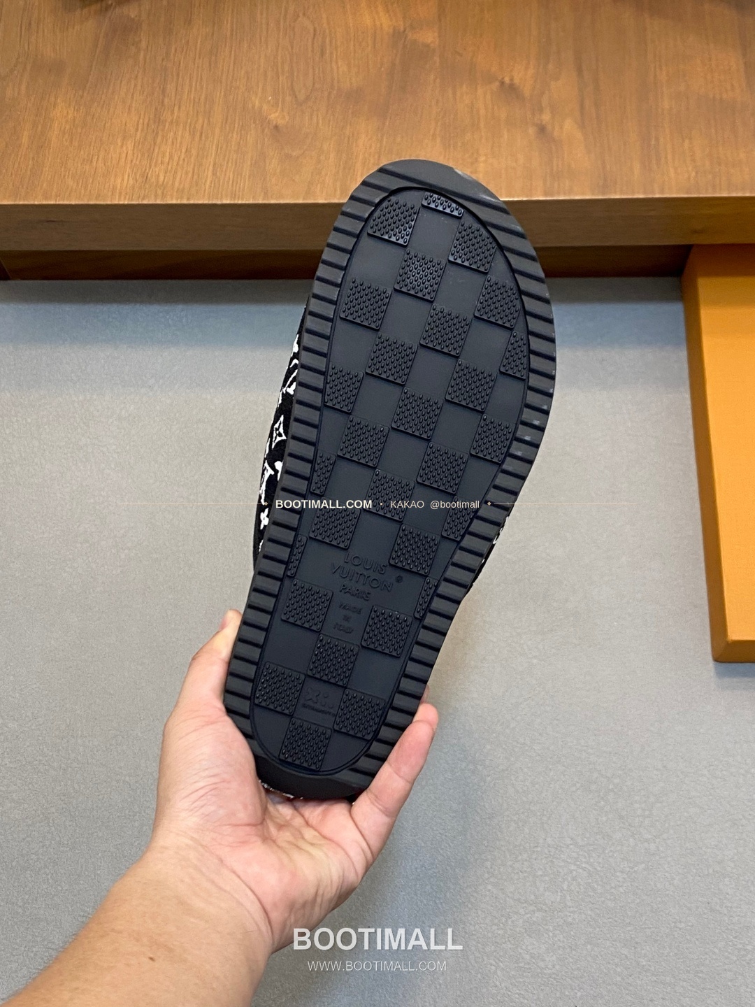 루이비통 모노그램 벨크로 패딩 슬라이드 샌들 Louis Vuitton Monogram Velcro Padded Slide Sandals 8