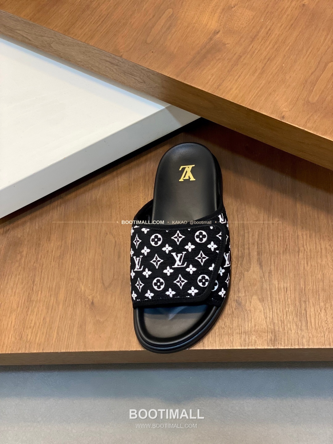 루이비통 모노그램 벨크로 패딩 슬라이드 샌들 Louis Vuitton Monogram Velcro Padded Slide Sandals 9