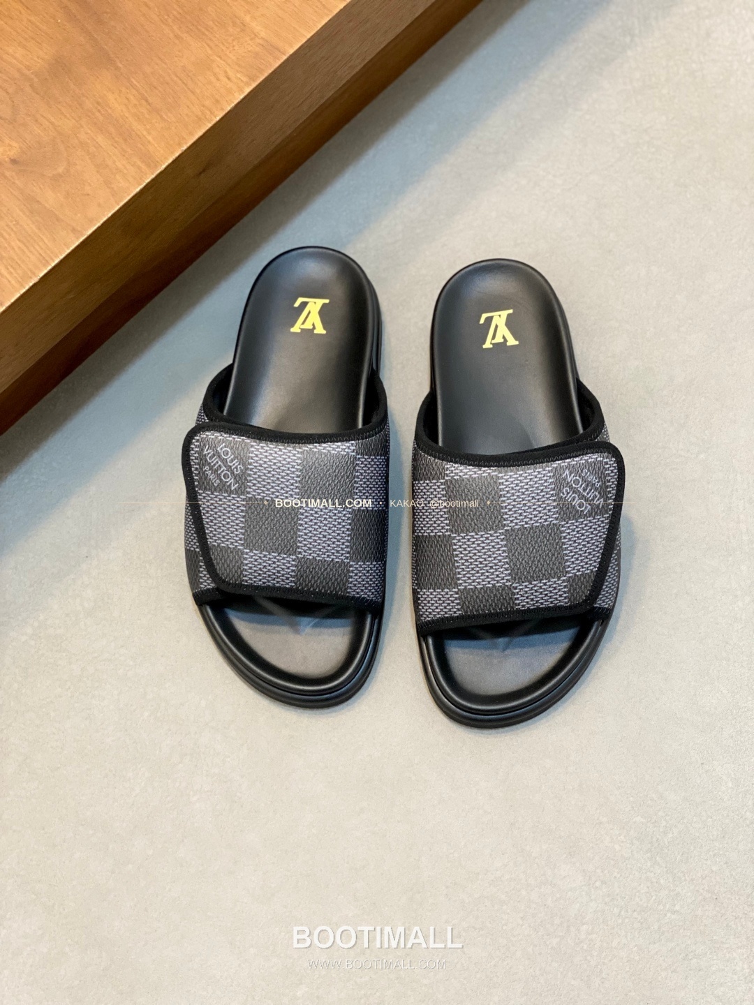 루이비통 모노그램 벨크로 패딩 슬라이드 샌들 Louis Vuitton Monogram Velcro Padded Slide Sandals 1