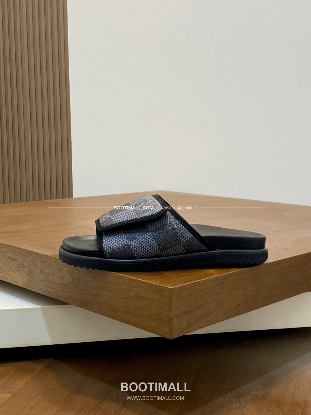 루이비통 모노그램 벨크로 패딩 슬라이드 샌들 Louis Vuitton Monogram Velcro Padded Slide Sandals 2