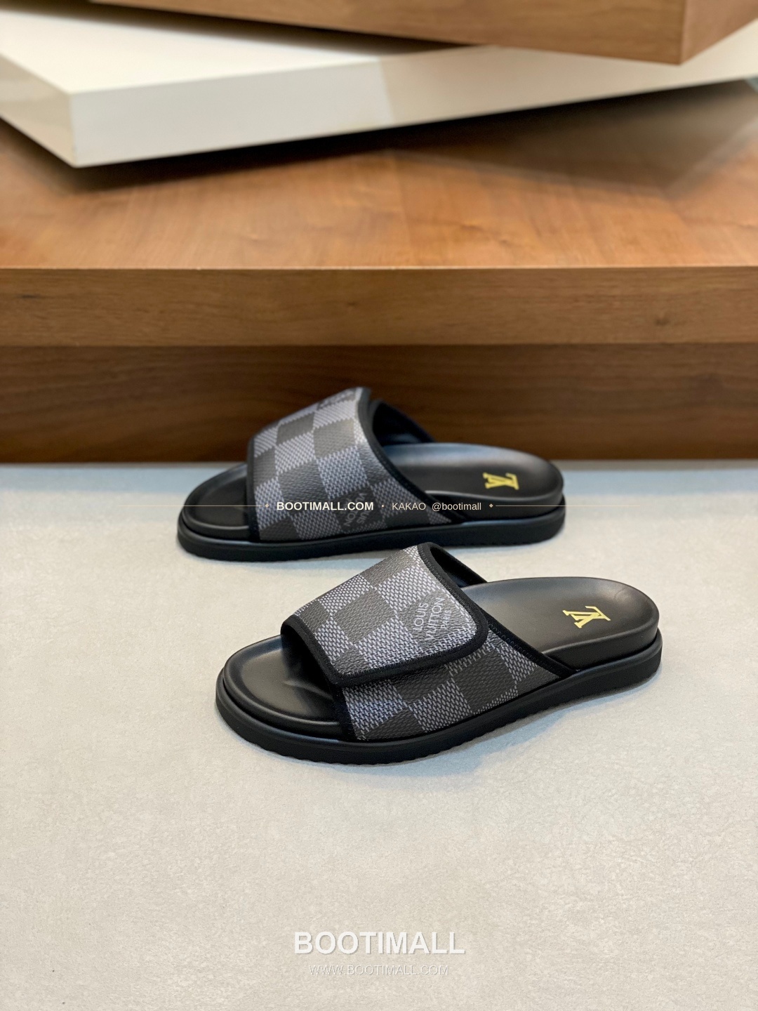 루이비통 모노그램 벨크로 패딩 슬라이드 샌들 Louis Vuitton Monogram Velcro Padded Slide Sandals 3