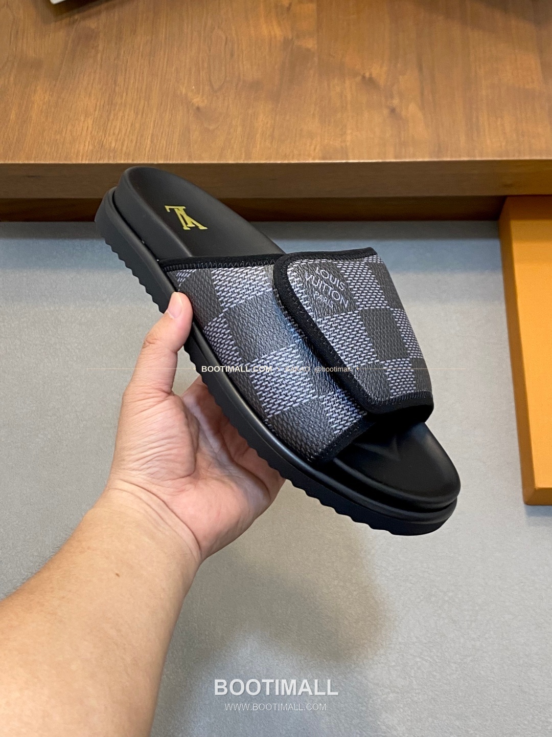 루이비통 모노그램 벨크로 패딩 슬라이드 샌들 Louis Vuitton Monogram Velcro Padded Slide Sandals 4