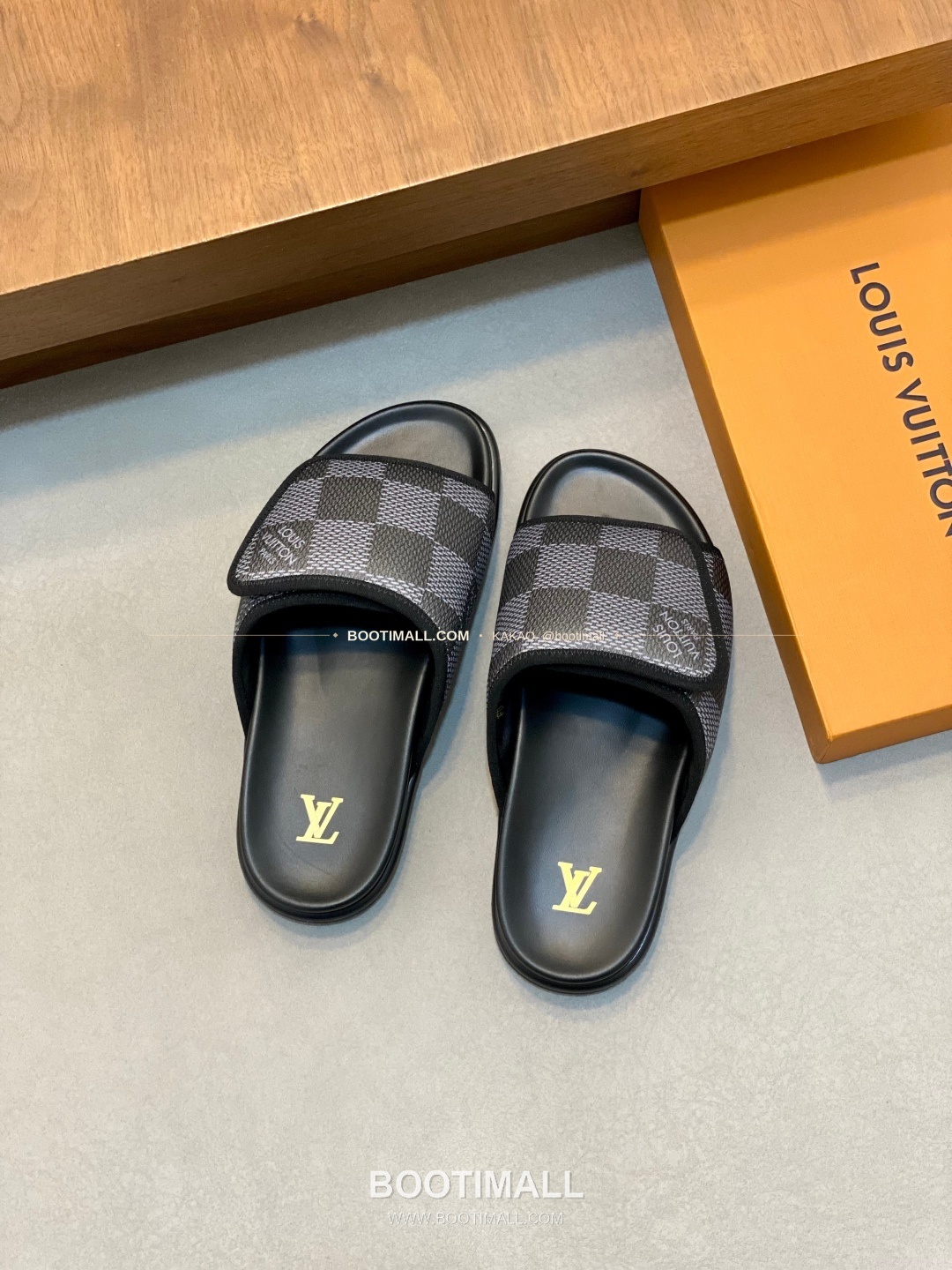 루이비통 모노그램 벨크로 패딩 슬라이드 샌들 Louis Vuitton Monogram Velcro Padded Slide Sandals 5