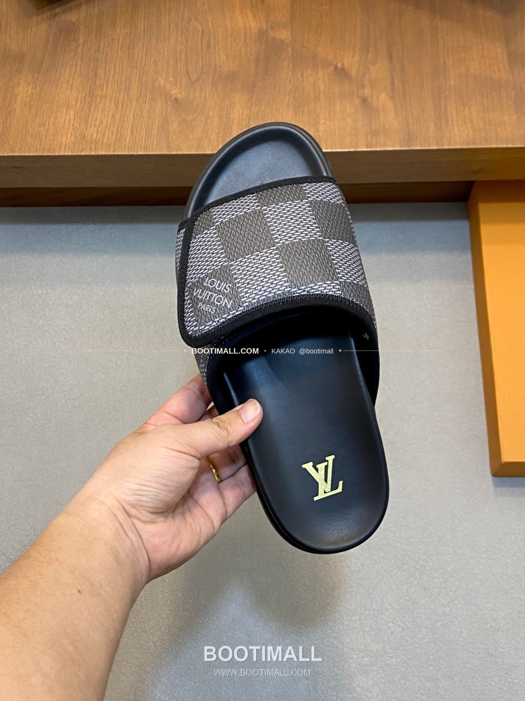루이비통 모노그램 벨크로 패딩 슬라이드 샌들 Louis Vuitton Monogram Velcro Padded Slide Sandals 7