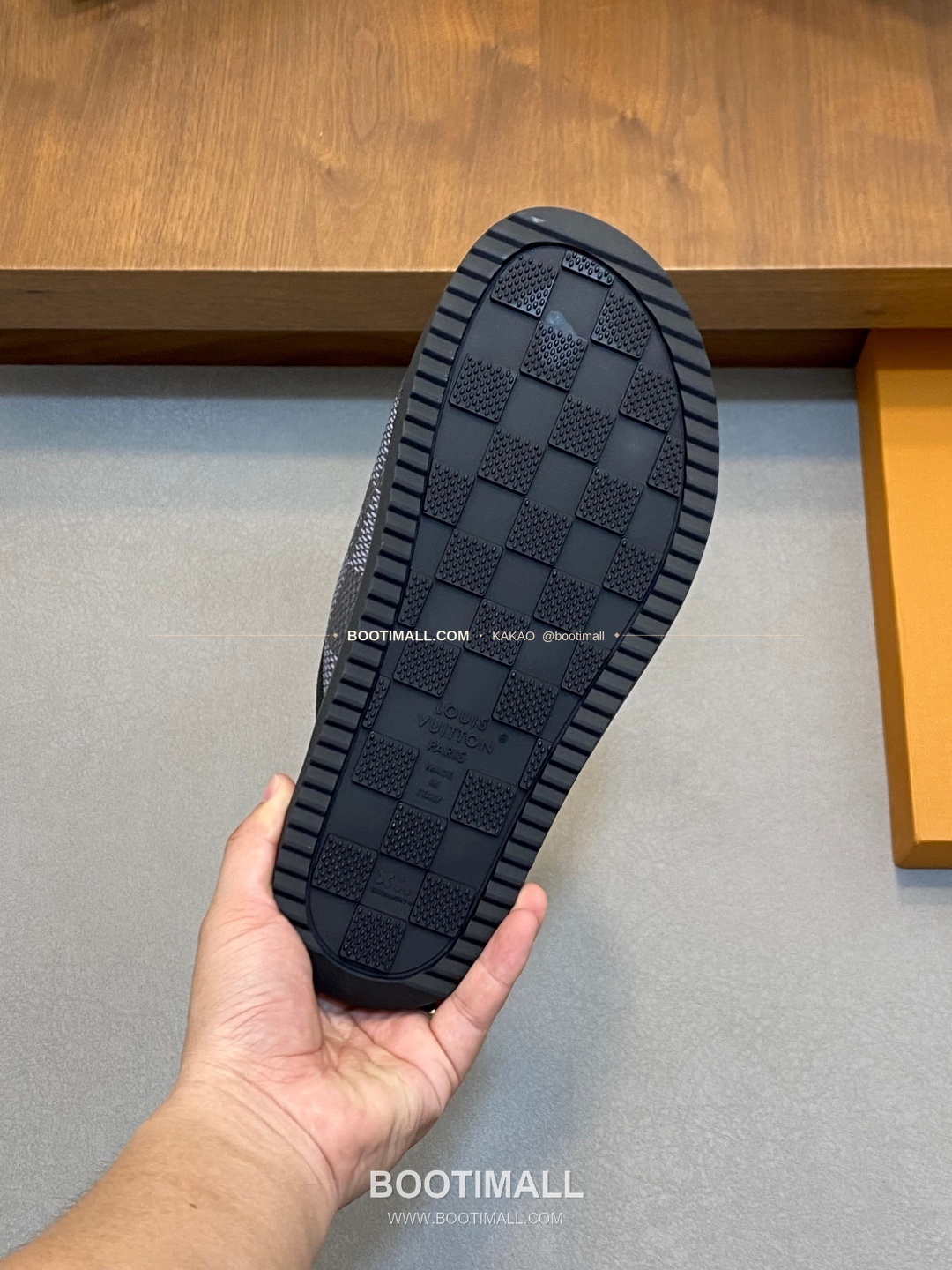 루이비통 모노그램 벨크로 패딩 슬라이드 샌들 Louis Vuitton Monogram Velcro Padded Slide Sandals 8