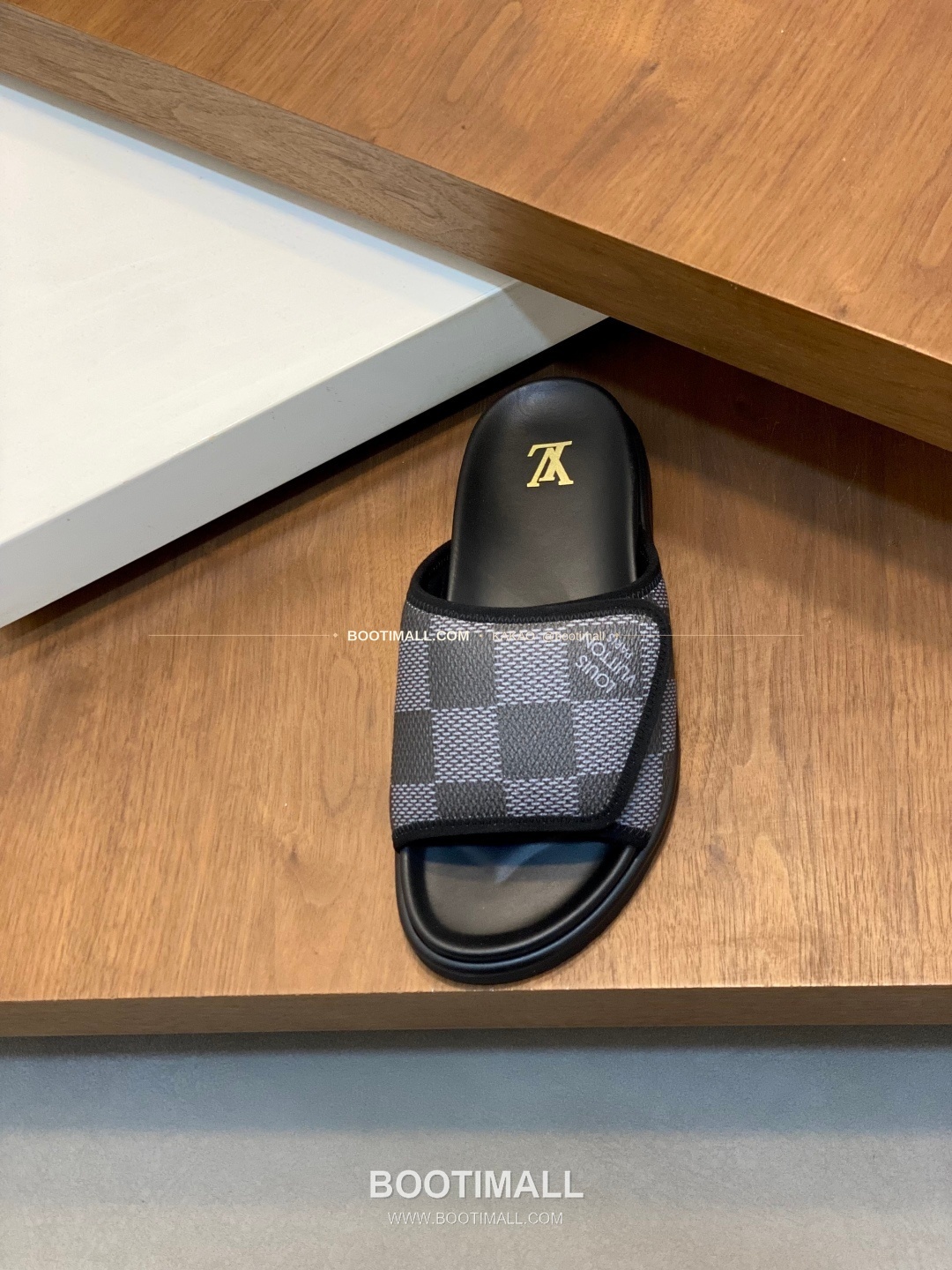 루이비통 모노그램 벨크로 패딩 슬라이드 샌들 Louis Vuitton Monogram Velcro Padded Slide Sandals 9