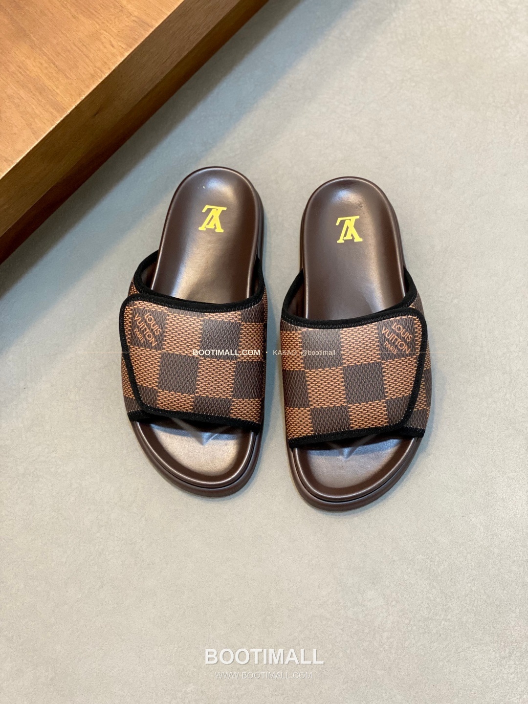 루이비통 모노그램 벨크로 패딩 슬라이드 샌들 Louis Vuitton Monogram Velcro Padded Slide Sandals 1