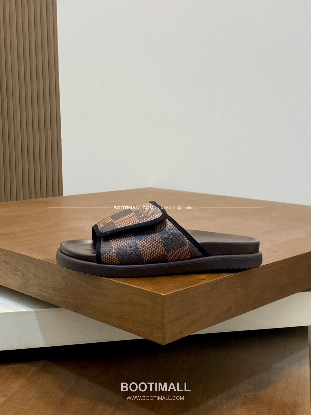 루이비통 모노그램 벨크로 패딩 슬라이드 샌들 Louis Vuitton Monogram Velcro Padded Slide Sandals 2