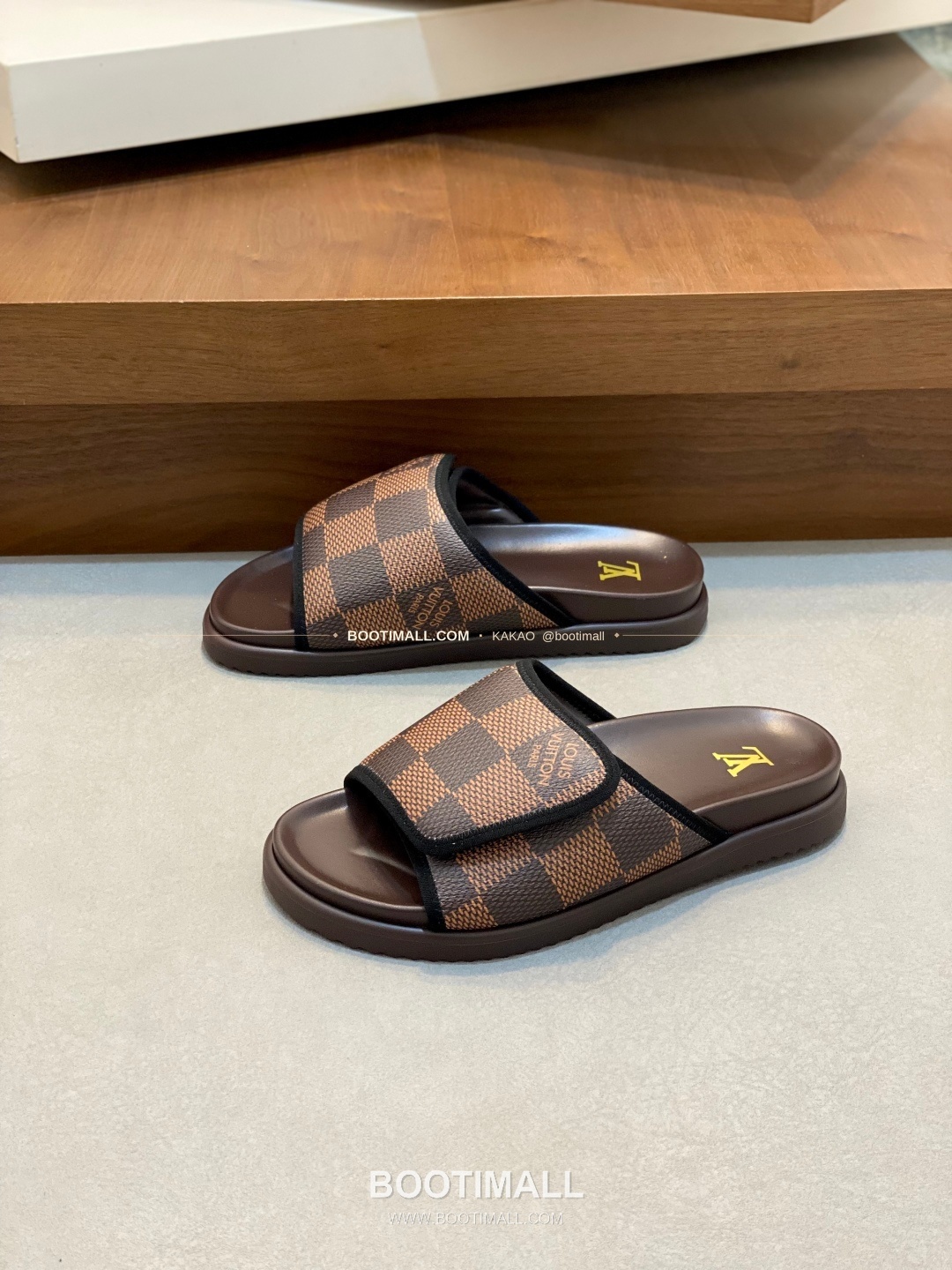 루이비통 모노그램 벨크로 패딩 슬라이드 샌들 Louis Vuitton Monogram Velcro Padded Slide Sandals 3