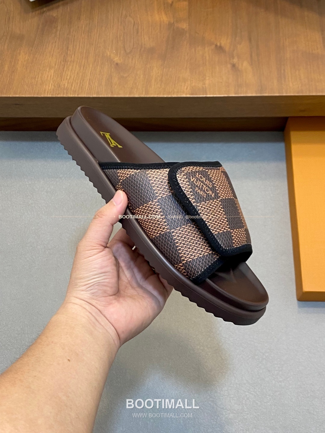 루이비통 모노그램 벨크로 패딩 슬라이드 샌들 Louis Vuitton Monogram Velcro Padded Slide Sandals 4