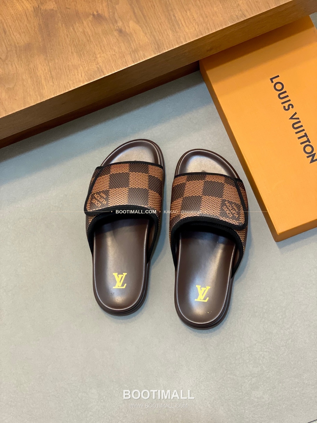 루이비통 모노그램 벨크로 패딩 슬라이드 샌들 Louis Vuitton Monogram Velcro Padded Slide Sandals 5